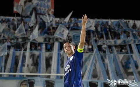 La gratificación de Walter Busse con el hincha de Gimnasia y Tiro el día de su despedida.