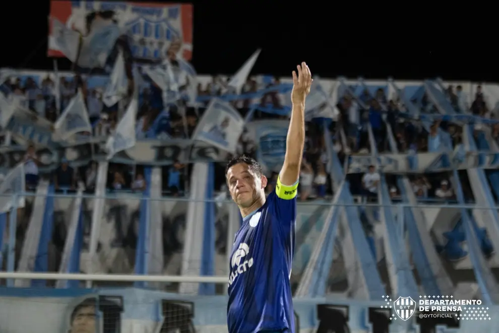 La gratificación de Walter Busse con el hincha de Gimnasia y Tiro.