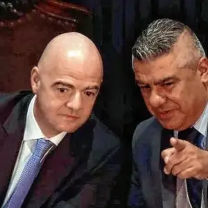 Cuestionado en el fútbol argentino, apoyado afuera: ahora Infantino salió a respaldar a Chiqui Tapia