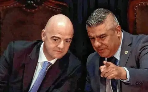 Gianni Infantino junto a Claudio "Chiqui" Tapia.