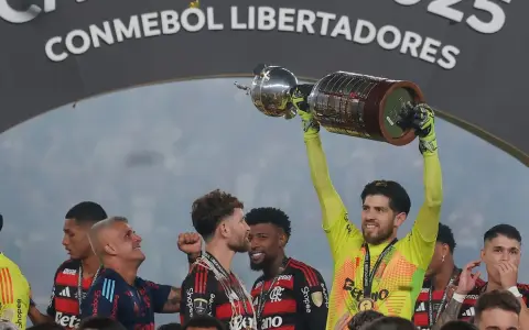 Agustín Rossi con la Copa. El arquero argentino fue clave en la consagración del Flamengo.