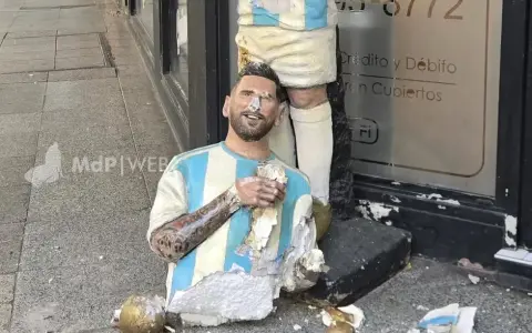 Vandalizaron una estatua de Messi.