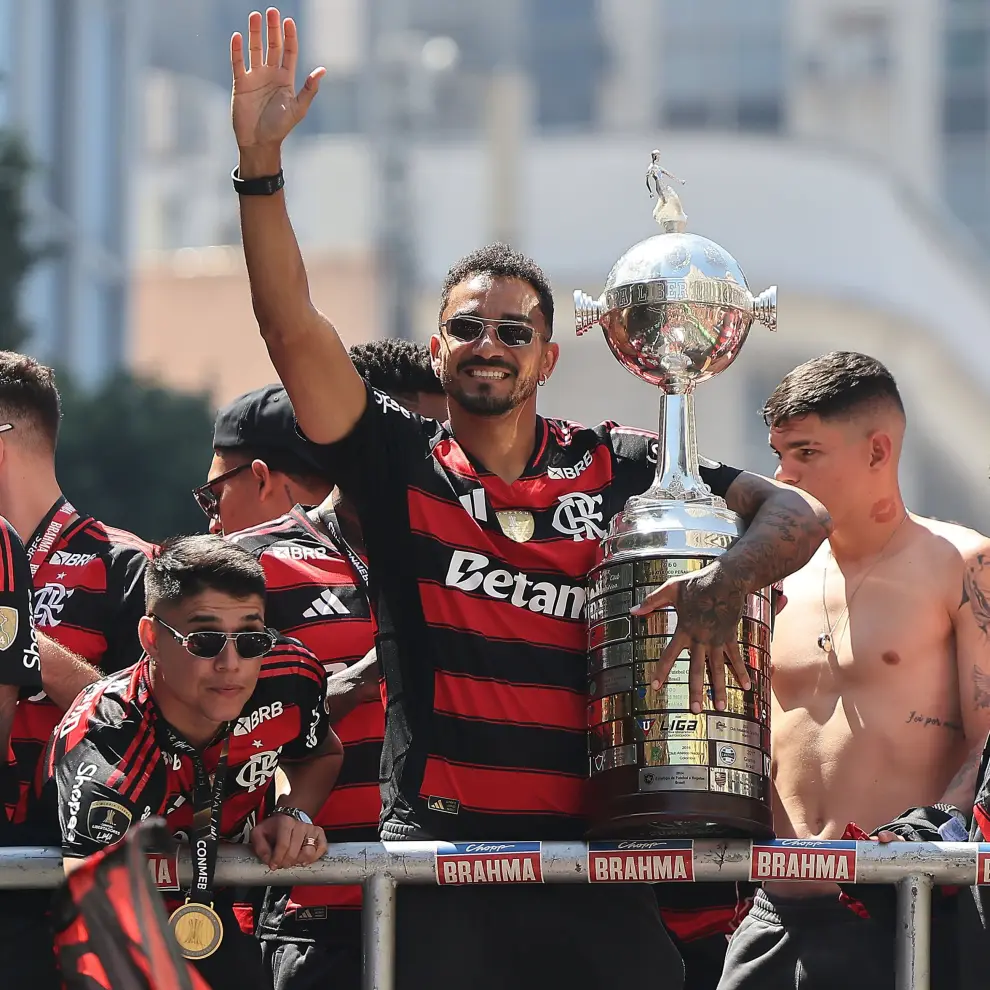 Los jugadores del Flamengo, paseados por Brasil en carroza con la Copa Libertadores.