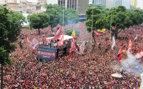 Festejo multitudinario del Flamengo en la llegada del plantel campeón desde Lima a Río de Janeiro.