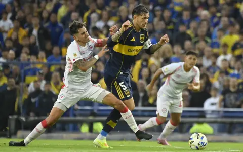 Leandro Paredes resiste ante la embestida del bicho.