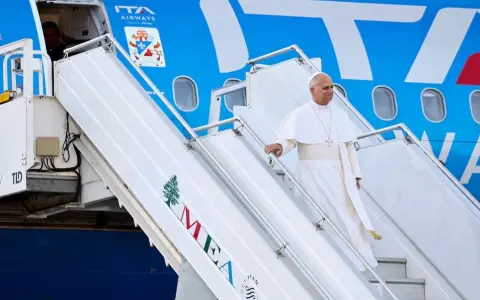 León XIV es recibido con honores militares en el Aeropuerto Internacional Rafic Hariri por autoridades religiosas y políticas libanesas 