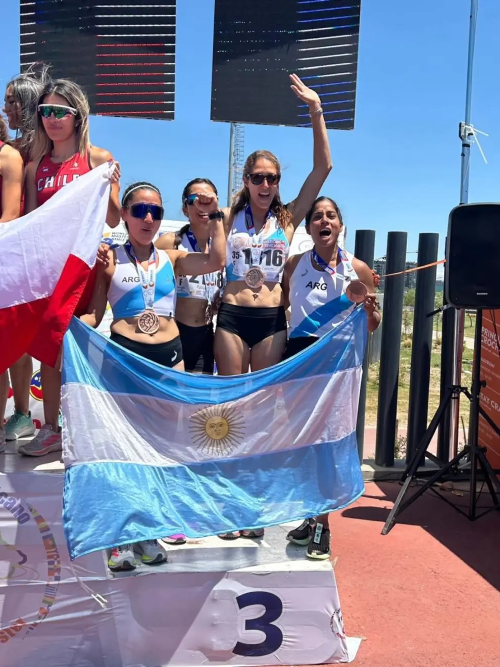 Martel en el podio con sus compañeras de postas