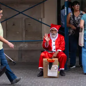 La historia del Papá Noel salteño que tiene epilepsia y pide ayuda en la calle