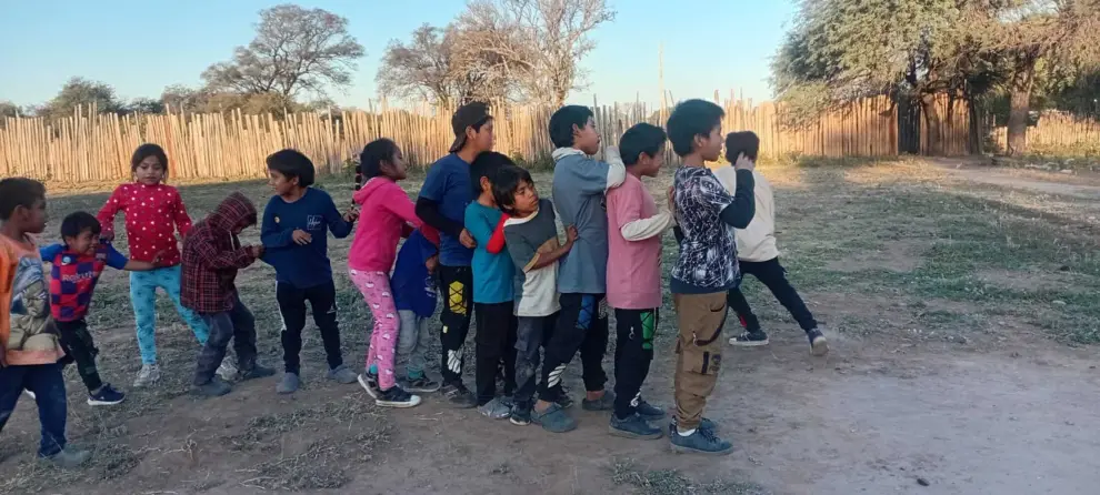 Los chicos en fila, esperando su turno para intervenir en el entrenamiento. En sus pies, el calzado que pueden costear para jugar.