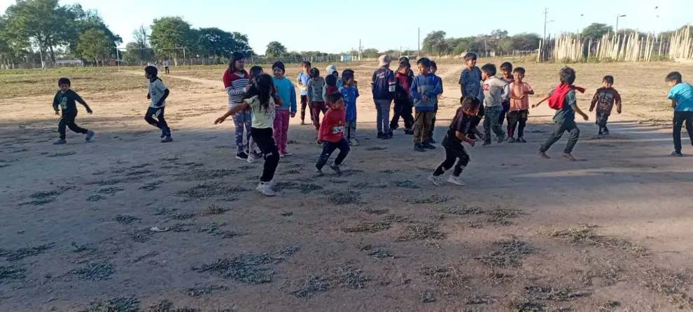 Risas y juegos en el club Águilas Doradas