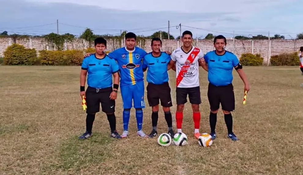 Escobar (izquierda) como lineman en el clásico entre River de Embarcación y Sportivo Embarcación, de la Liga del Bermejo.