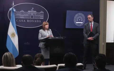 Manuel Adorni y Patricia Bullrich, en conferencia de prensa