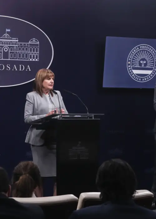 Manuel Adorni y Patricia Bullrich, en conferencia de prensa