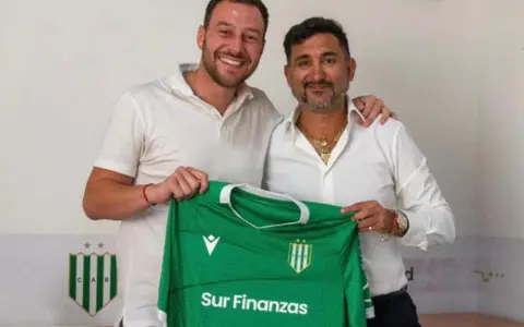 El dueño de Sur Finanzas con Ariel Vallejo con Matías Mariotto, presidente de Banfield 