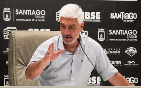 Omar De Felippe, parte de las ¡tres decenas! de entrenadores que dejaron su cargo en la Primera División durante 2025.