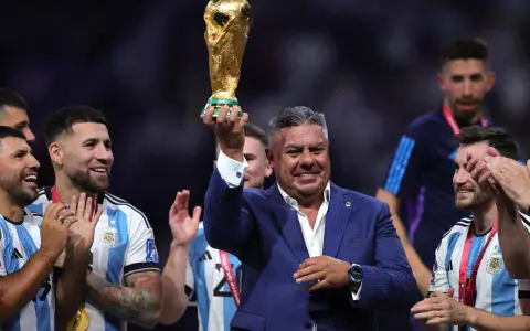 Claudio Tapia, cuando se metió en la foto de los campeones del Mundo en el Mundial Qatar 2022.