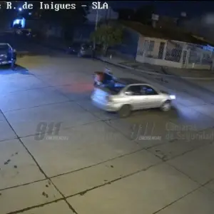 VIDEO: Siniestro vial entre un auto y un delivery en barrio Limache