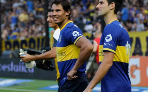 El día que Djokovic fue invitado por Del Potro a la Bombonera, se puso hasta la camiseta, pero fue silbado por los hinchas de Boca.