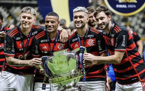 De la Cruz posa con la Copa junto a Giorgian de Arrascaeta, Matías Viña y Guillermo Varela, los otros uruguayos en ganar la Libertadores con Flamengo.