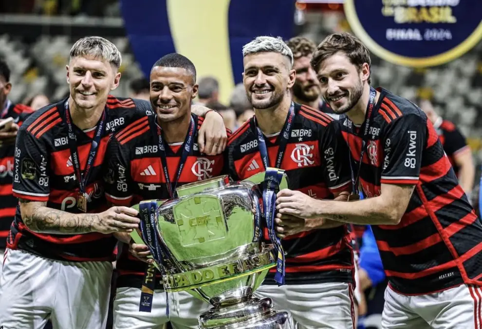 De la Cruz posa con la Copa junto a Giorgian de Arrascaeta, Matías Viña y Guillermo Varela, los otros uruguayos en ganar la Libertadores con Flamengo.