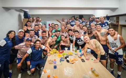 Locura del plantel y cuerpo técnico de Gimnasia y Esgrima de La Plata tras eliminar a Barracas y meterse en semifinal del Clausura 2025.