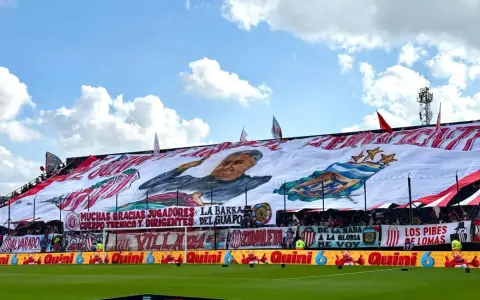 La impresionante bandera que Barracas Central desplegó para bancar a su benefactor, Claudio Tapia.