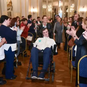Encuesta y sorpresa: Quién es el dirigente que empata con Milei en imagen positiva