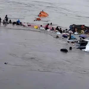Un alud arrasó dos embarcaciones y dejó al menos 12 muertos en un puerto de la Amazonía
