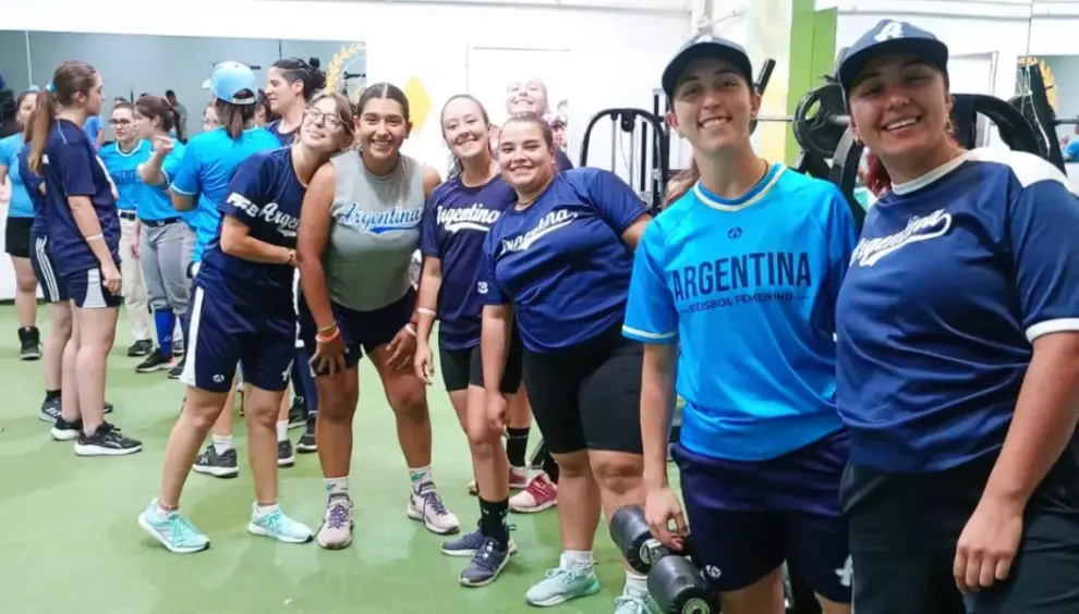 Las chicas de la selección trabajando en el centro deportivo del estadio Martearena.