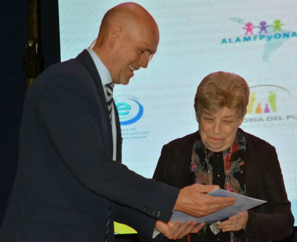 Ekel firma con Infancias