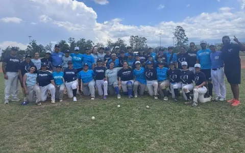 Jugadoras y staff de la selección en el diamante del Parque Bicentenario