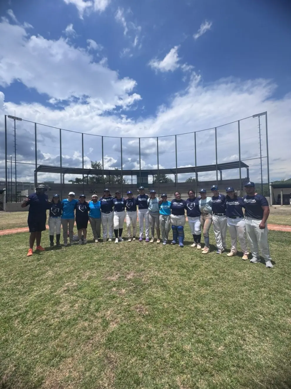 La cancha de béisbol del Parque Bicentenario recibió al seleccionado para las prácticas