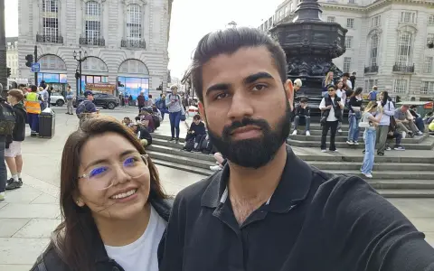 Jimena y su esposo paseando por Londres