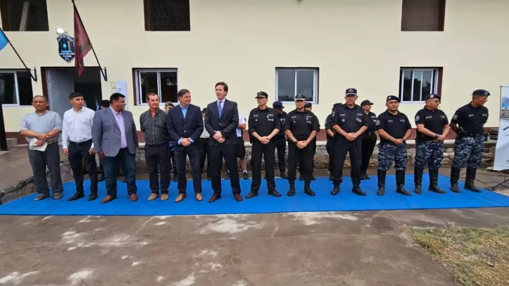 Autoridades en la inauguración.