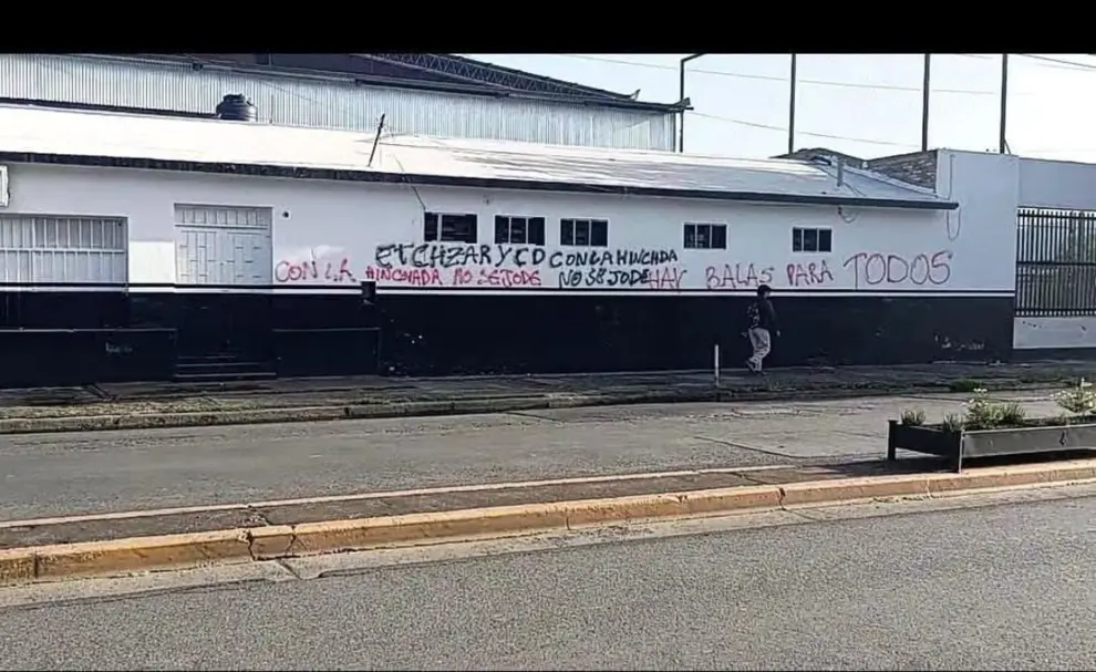 La pintada apuntando al presidente del Cuervo.