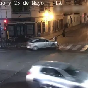 VIDEO: Mujer resultó lesionada tras ser embestida por un auto en el macrocentro