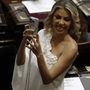 El "Look de novia" de Virgina Gallardo adquirió un sorprendente valor político