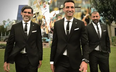 Lionel Scaloni junto al cuerpo técnico