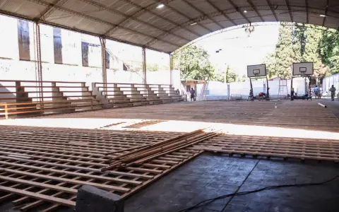El nuevo piso que están instalando en el Complejo Municipal de Cerrillos