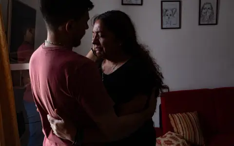 Nicolas Cordeyro abraza a su madre en la casa familiar