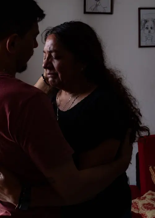 Nicolas Cordeyro abraza a su madre en la casa familiar