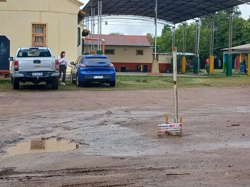 La estaca que pusieron desde la Municipalidad en el estacionamiento de la escuela