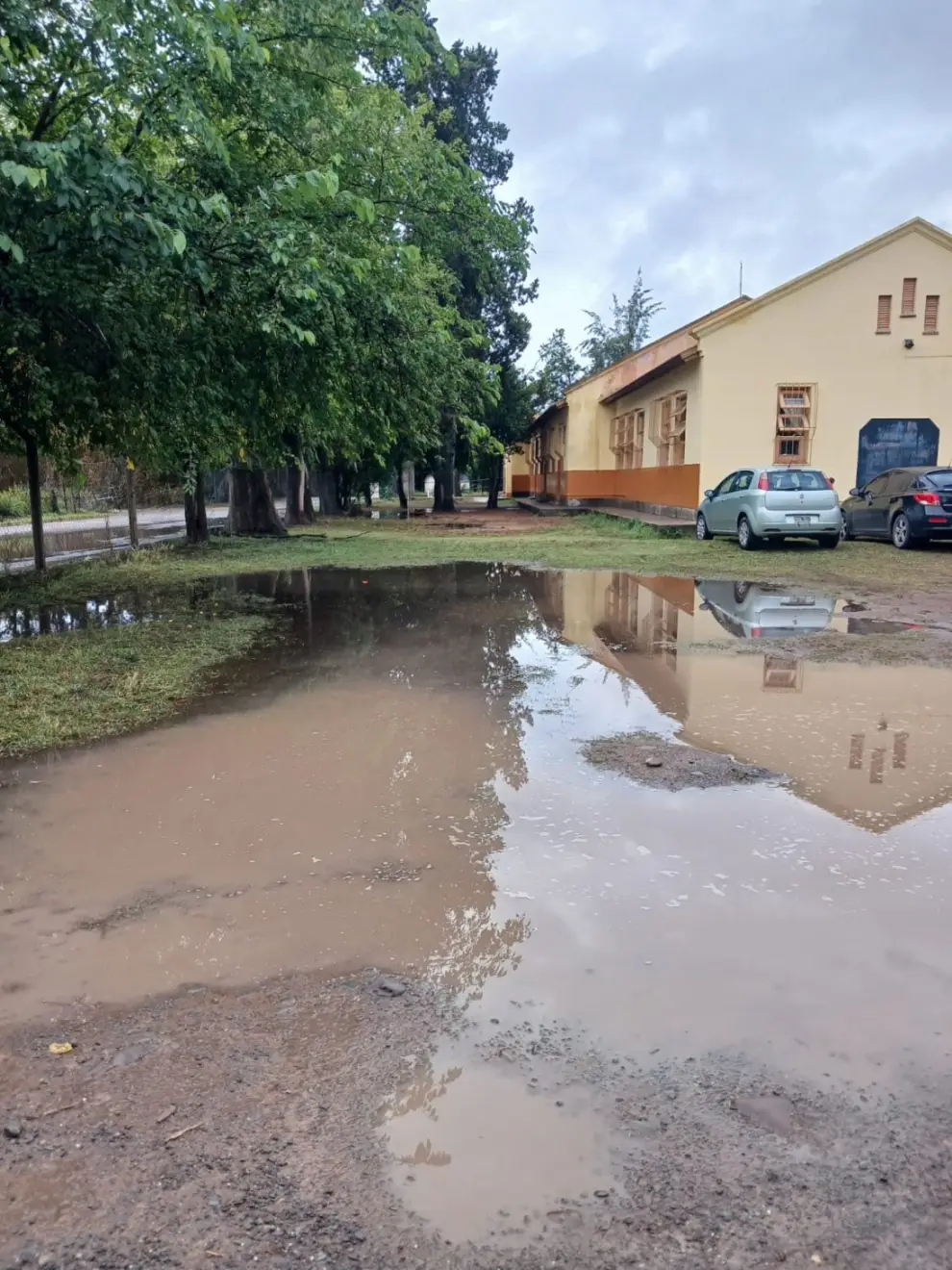 El agua copando la escuela