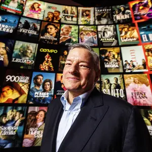 Netflix compra al gigante Warner Bros Discovery y se hace de un inmenso catálogo de películas