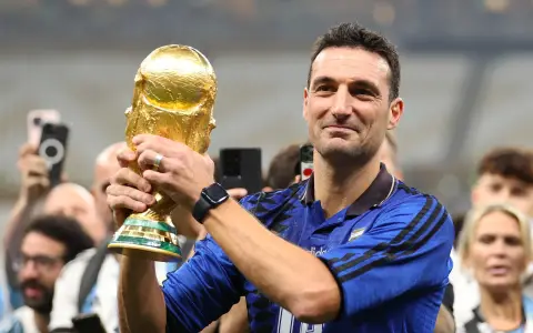 Lionel Scaloni, con la Copa del Mundo conquistada por Argentina en Qatar 2022.