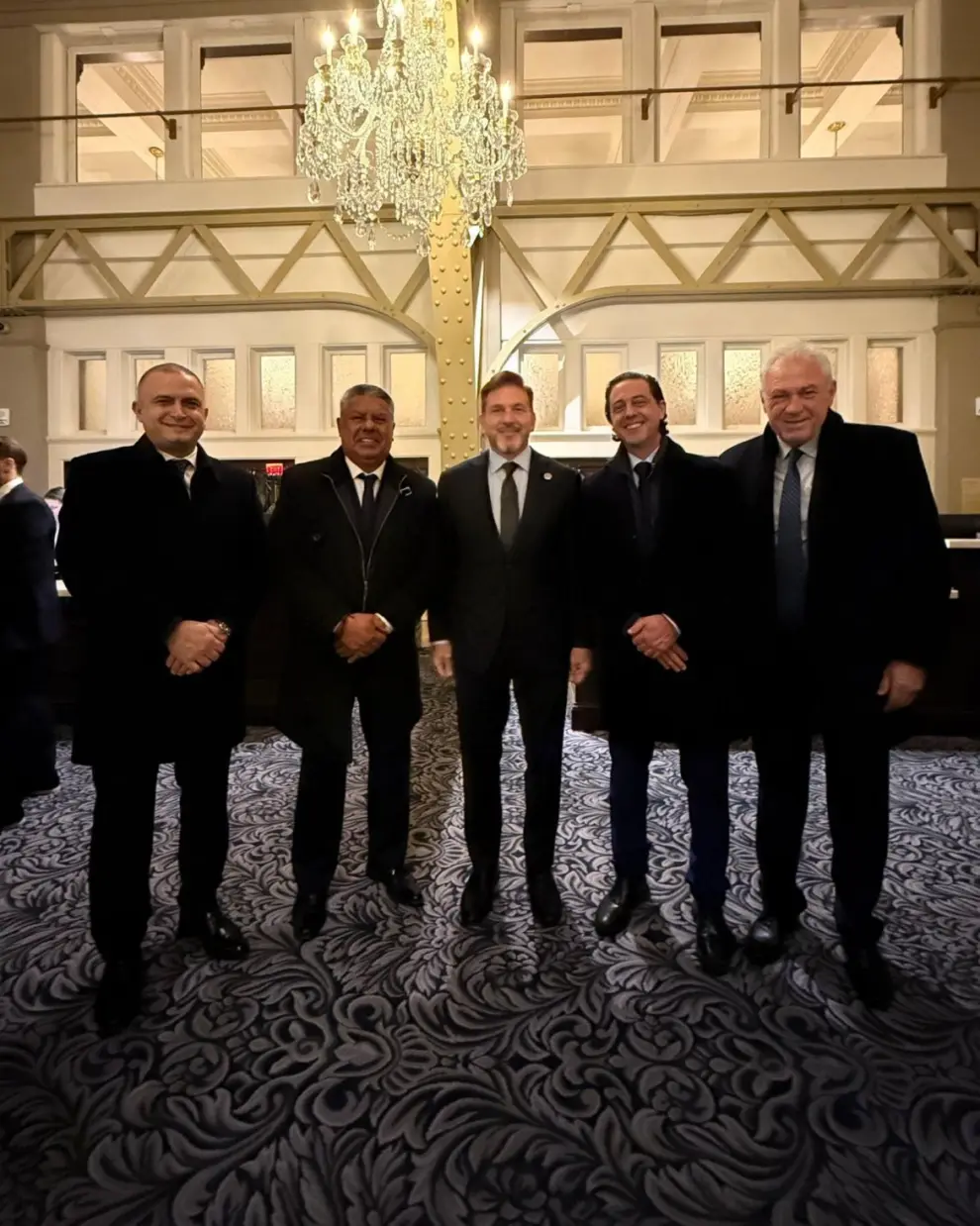 Claudio Tapia, junto a Alejandro Domínguez y demás dirigentes de la Conmebol en el sorteo del Mundial.