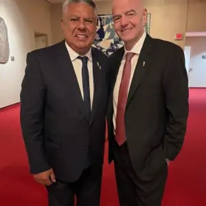 A Tapia lo silban en la Argentina pero se mostró muy cercano a Infantino en el sorteo del Mundial