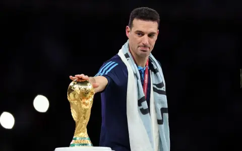 Lionel Scaloni con la Copa