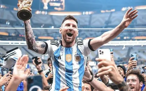 Lionel Messi levantando la Copa del Mundo.