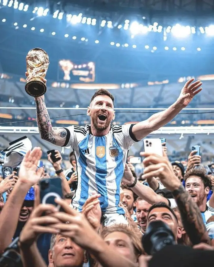 Lionel Messi levantando la Copa del Mundo.